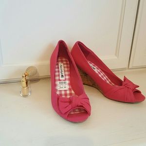 AMERICAN EAGLE - Size 6 1/2 Pink wedges!